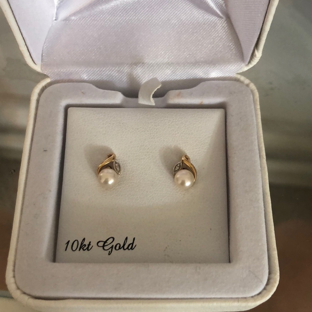 10 kt gold earrings